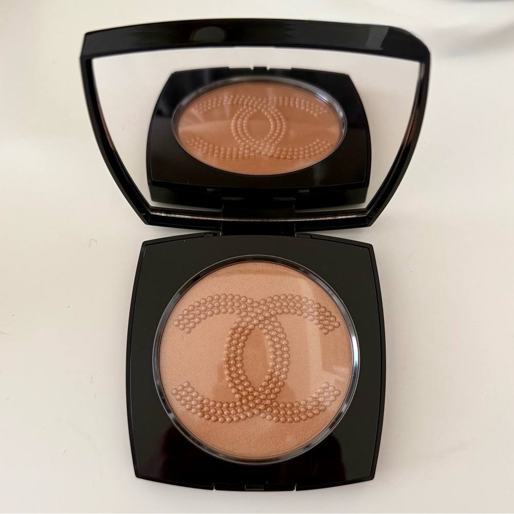 CHANEL LES SYMBOLES DE CHANEL OVERSIZE ILLUMINATING FACE POWDER - WARM GOLD NIB